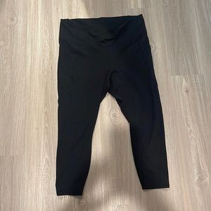 Barely worn buttery soft purelux Fabletics leggings in black with side pockets.